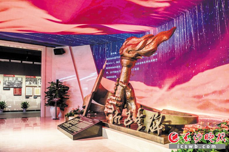 专题陈列序厅的“湘区丰碑”雕塑寓意深刻。