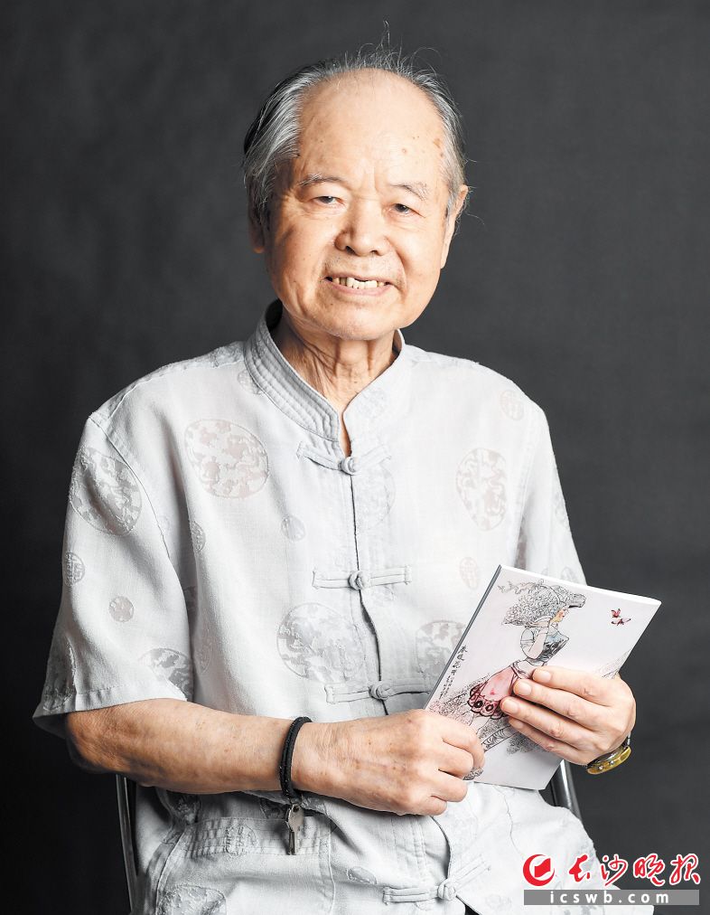 长沙晚报第一任摄影记者游振鑫。　　长沙晚报全媒体记者 黄启晴 摄