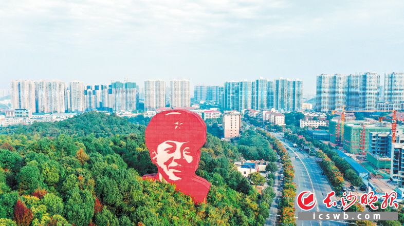 在雷锋的家乡长沙，雷锋成为城市的人文名片，更成为市民心中的精神明灯。长沙晚报通讯员 龙宇 摄