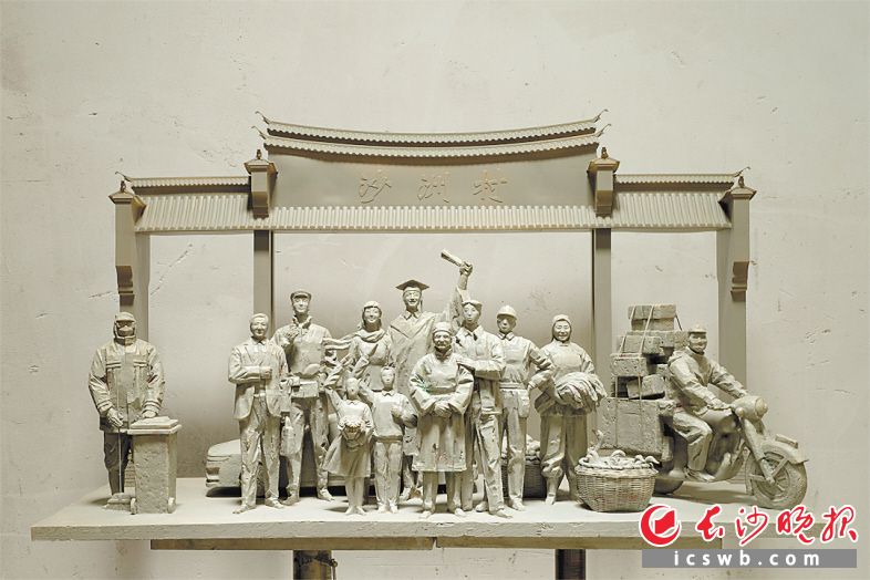 谭建明雕塑《2021——新时代的沙洲村》
