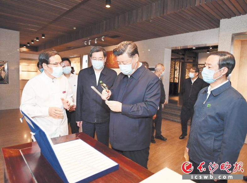 2020年9月16日至18日，中共中央总书记、国家主席、中央军委主席习近平在湖南考察。这是17日下午，习近平在湖南大学岳麓书院考察调研，了解人才培养、文化传承等情况。新华社记者 谢环驰 摄