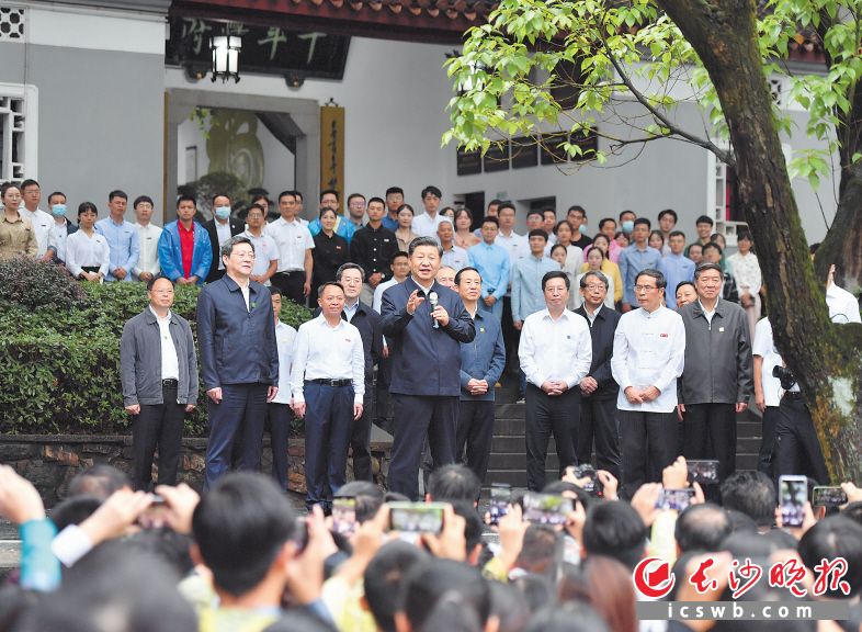 2020年9月17日下午，中共中央总书记、国家主席、中央军委主席习近平在湖南大学考察时，同师生们亲切交流。新华社记者 岳月伟 摄（资料图片）