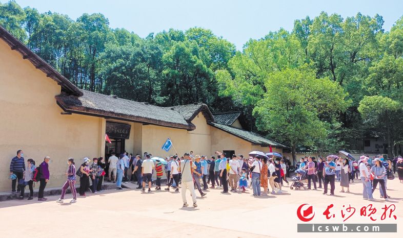 2021年5月2日，花明楼刘少奇故里人头攒动，游客正在参观刘少奇故居。长沙晚报全媒体记者 邹麟 通讯员 尹芳 摄影报道