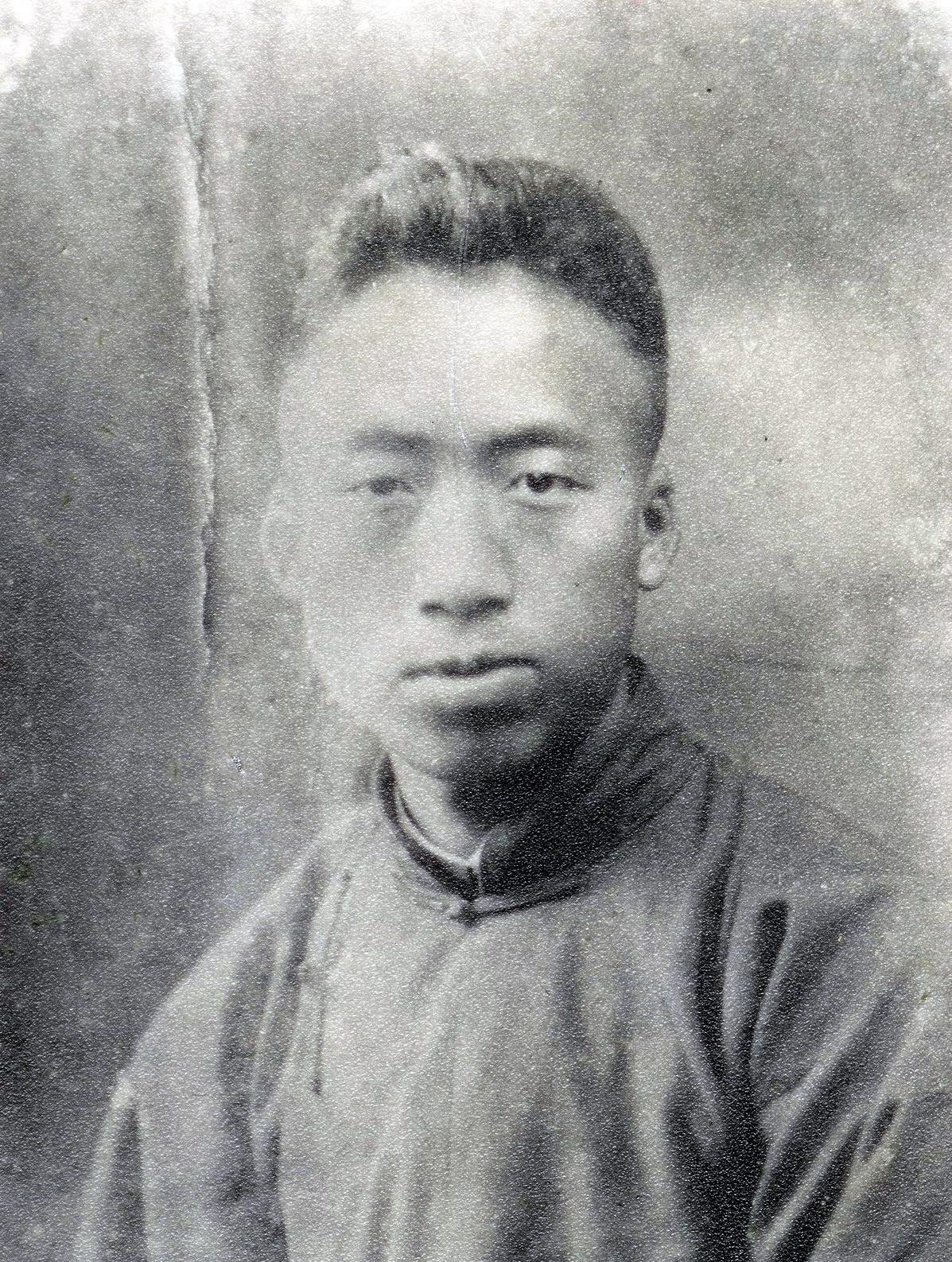 滕代远。

