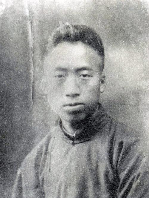 长沙近郊区第一任区委书记滕代远。