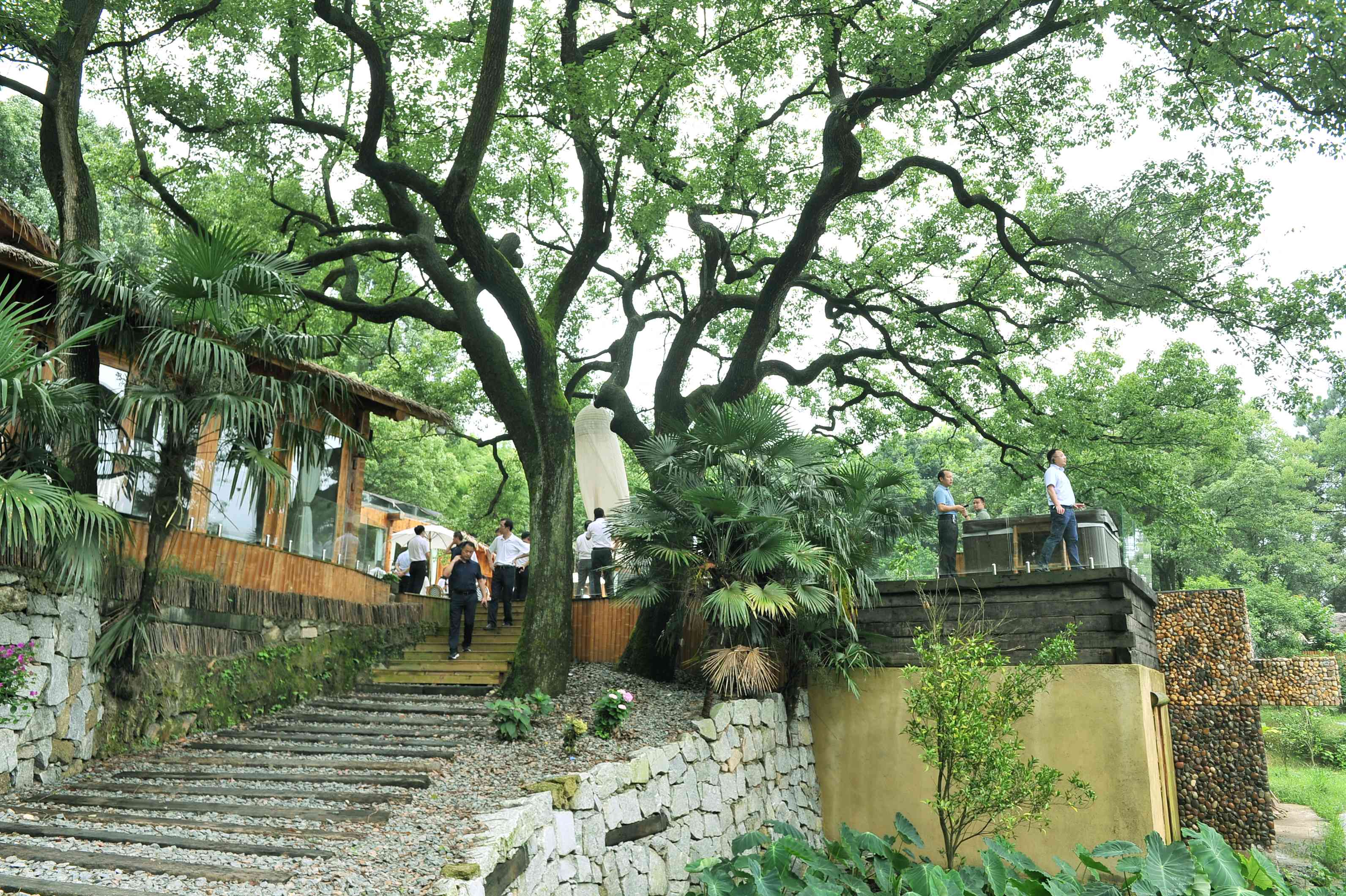  网红民宿五号山谷按照因地制宜、就地取材的原则打造，将村民闲置的破旧土砖房改造成轻奢民宿，满足城里人小隐于林的心愿，让长沙人在家门口也可以享受到诗与远方。 长沙晚报全媒体记者 贺文兵 拍摄