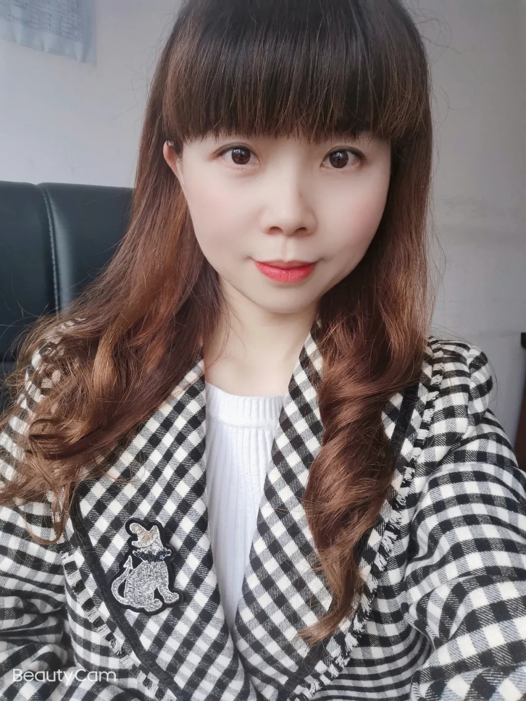 ▲廖红，热衷文艺，擅长声乐演唱，喜欢主持和演讲。