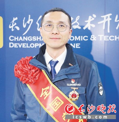全国优秀共产党员、全国劳动模范郝鹏