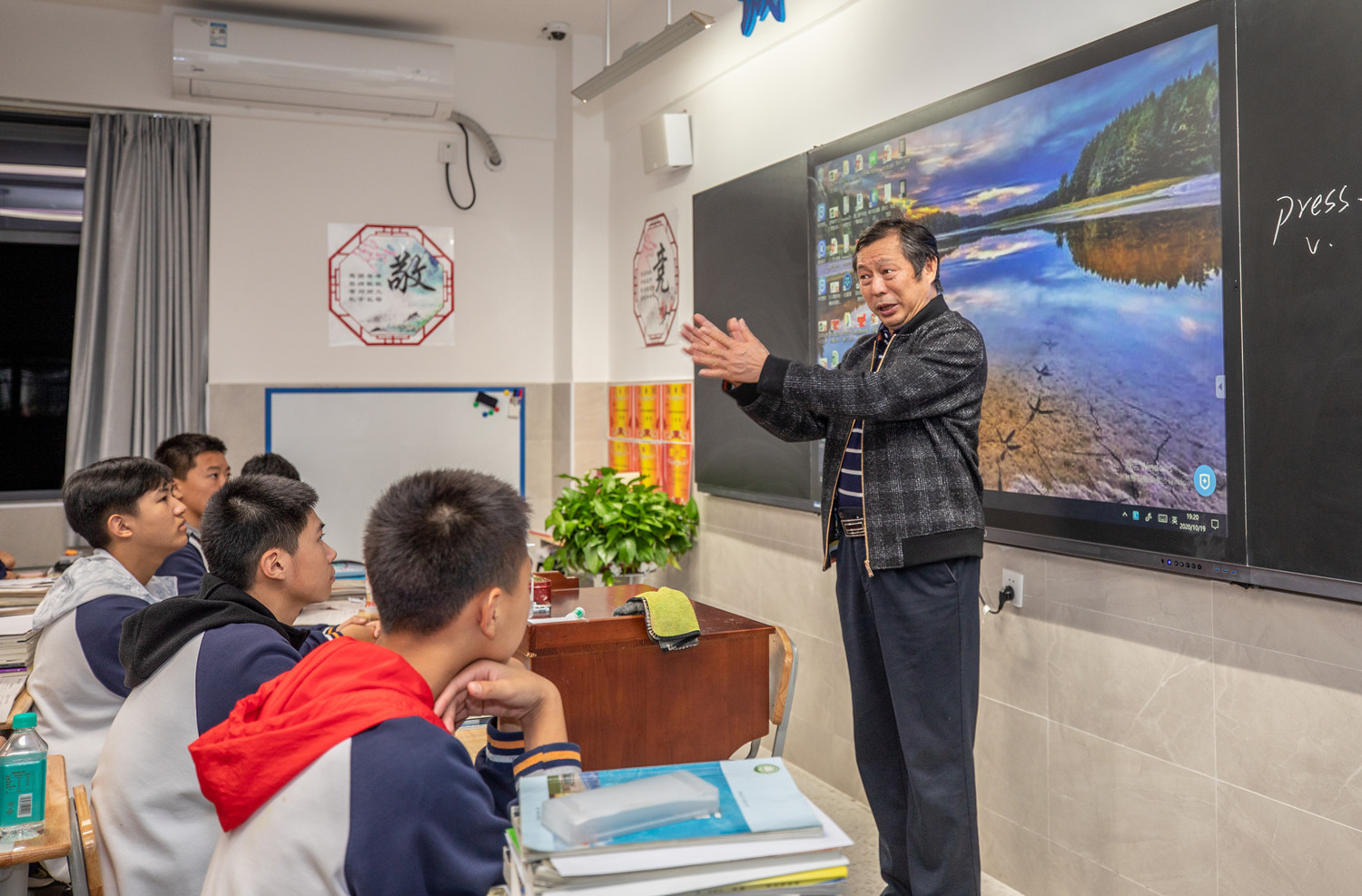 陈志冬与恒定学子交流。均为学校供图