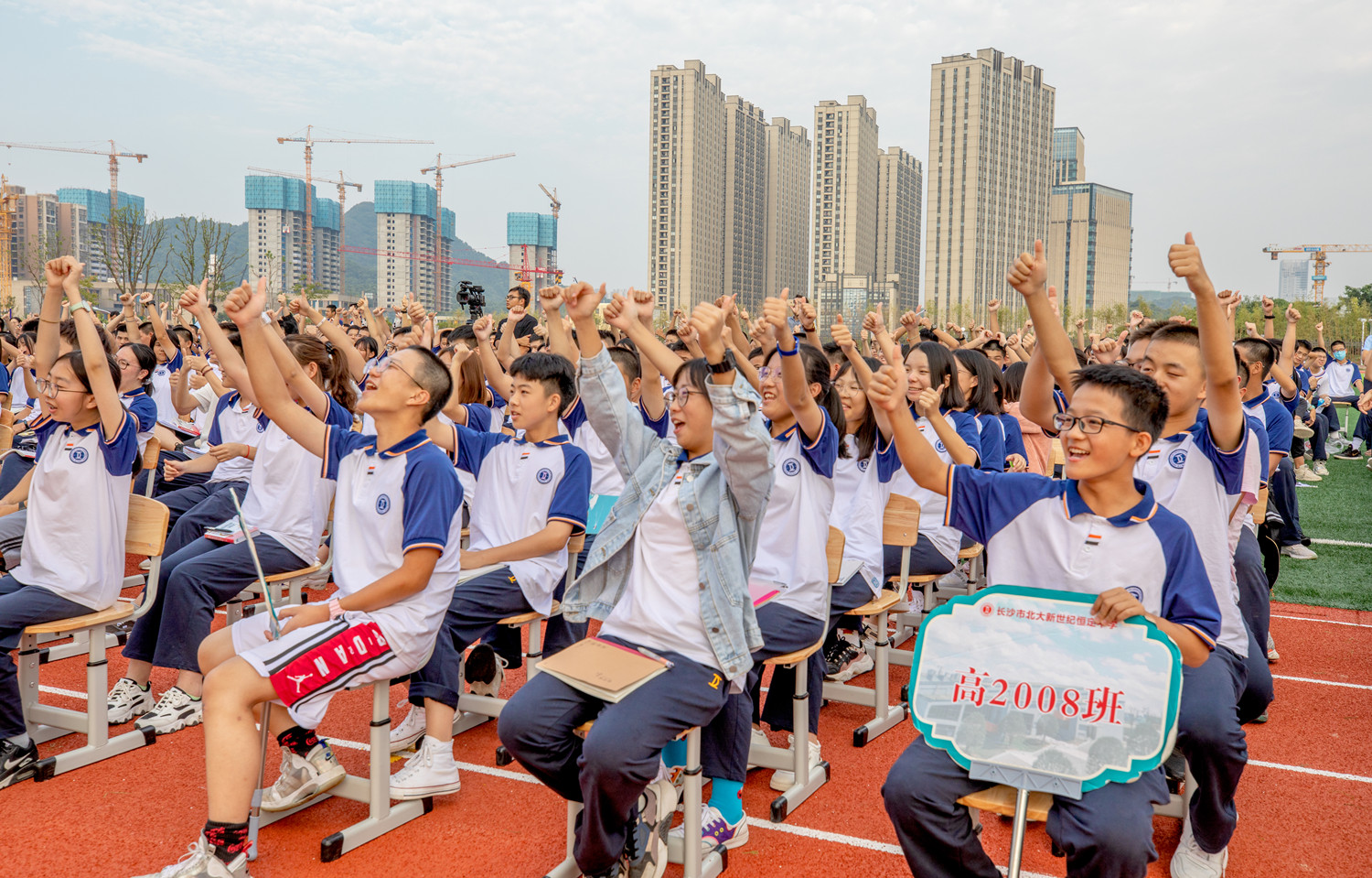青春洋溢、热情活泼的恒定学子。