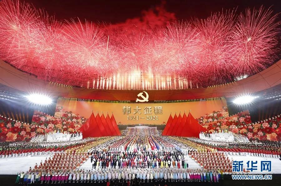 焰火盛放在国家体育场上空。新华社记者 黄敬文 摄