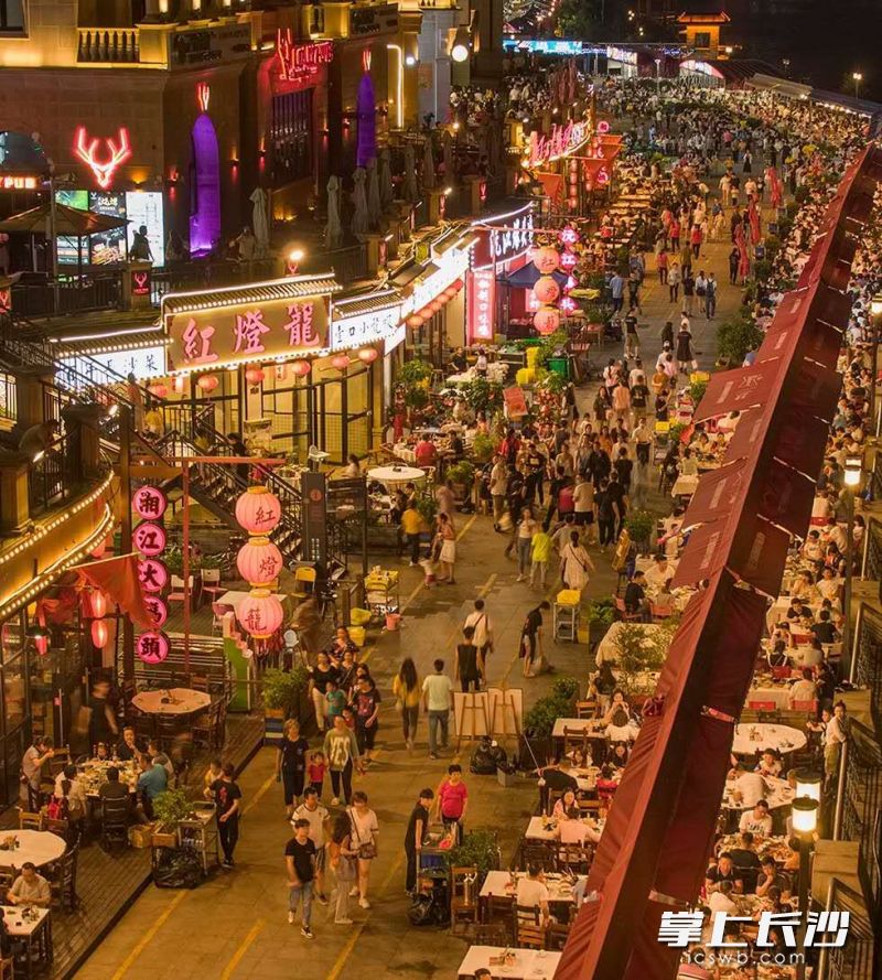 夜色下的渔人码头。
