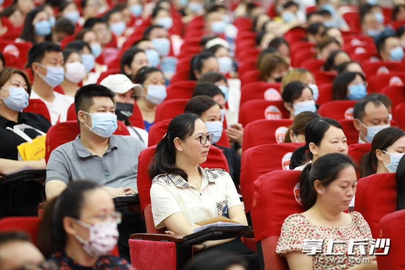 小一新生家长和名校长工作室成员及学校老师共500多人参与听讲。