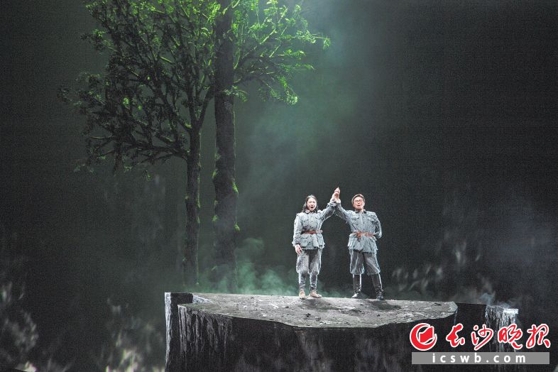 郑秋收、祝霞为了保护老乡，点燃半条红军被，吸引敌人火力的同时也把自己逼入绝境，最后这对革命伉俪手牵着手，怀着坚定的信仰、伟大的爱情壮烈牺牲。