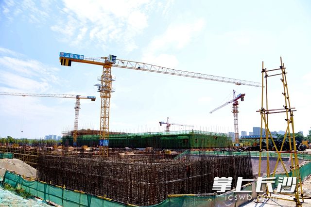 7月12日，300多名工人奋战在三诺生物iPOCT产业园项目一期建设现场。