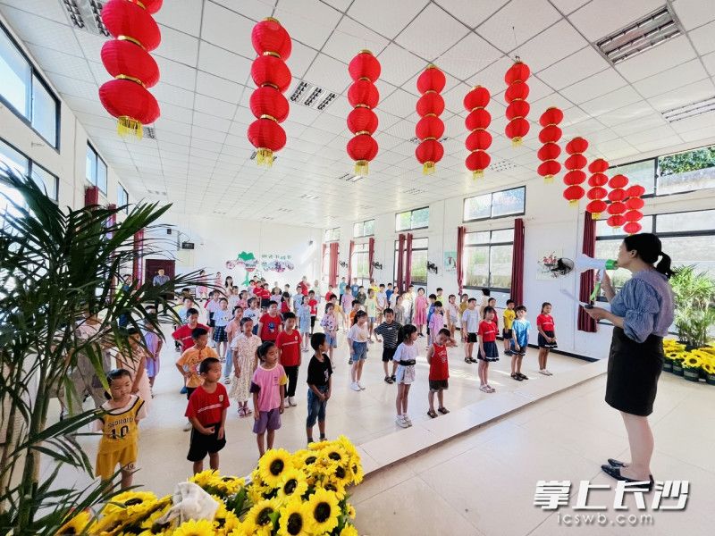 雨花区石桥小学和石桥村联防联控，建立校园周边水域巡查台账。长沙晚报通讯员李静摄