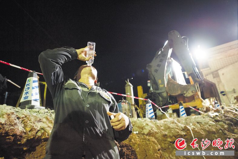 李劲松和队友轮流上来，一上来就灌了一瓶水。