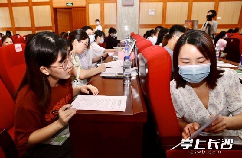 大学生与实践活动用人单位现场签约。长沙晚报全媒体记者 颜开云 摄