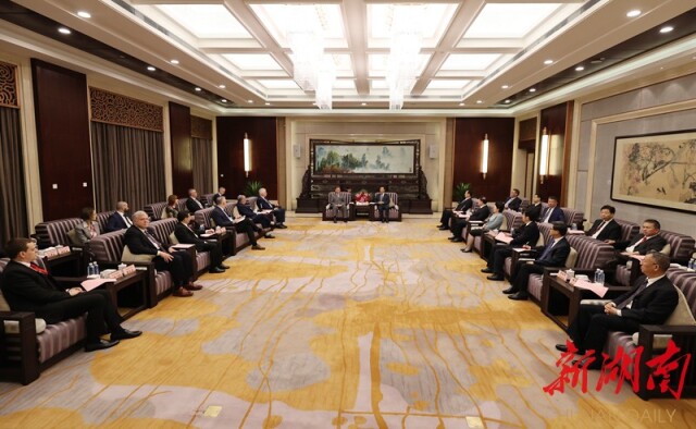 7月15日下午,省委书记、省人大常委会主任许达哲,省委副书记、省长毛伟明在长沙会见了来湘参加首届湖南(国际)通用航空产业博览会的马耳他、斯洛伐克、巴西等13个国家的驻华使节。湖南日报记者 赵持 摄 7月15日下午,省委书记、省人大常委会主任许达哲,省委副书记、省长毛伟明在长沙会见了来湘参加首届湖南(国际)通用航空产业博览会的马耳他、斯洛伐克、巴西等13个国家的驻华使节。湖南日报记者 赵持 摄