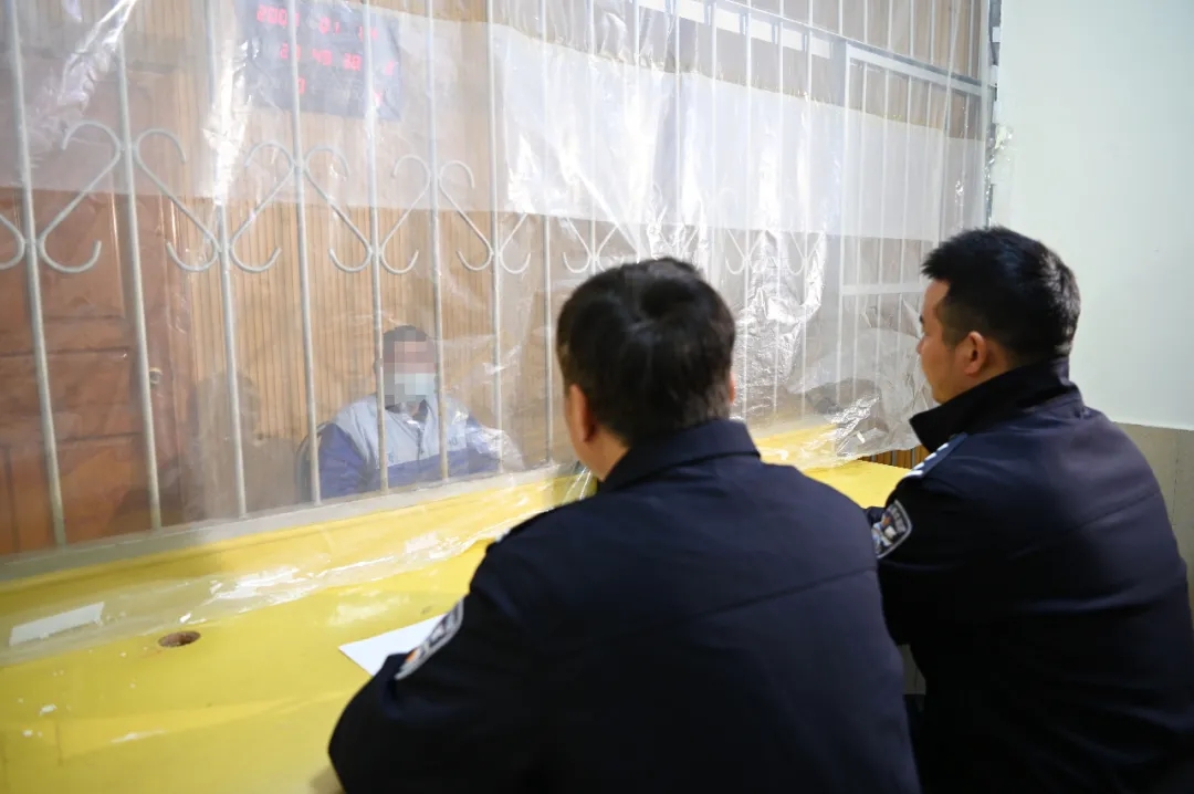 民警为在押人员讲解认罪认罚从宽制度。
