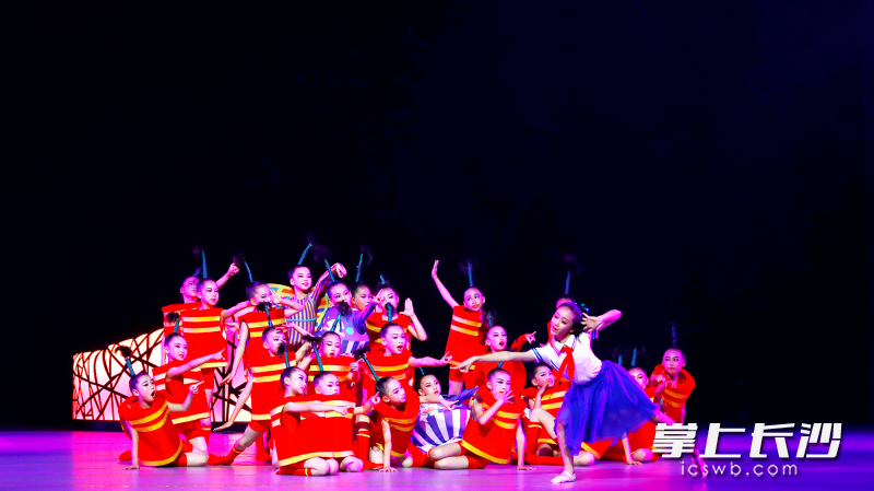少儿舞蹈《浏阳河畔鞭炮“冲”》。肖舞 供图