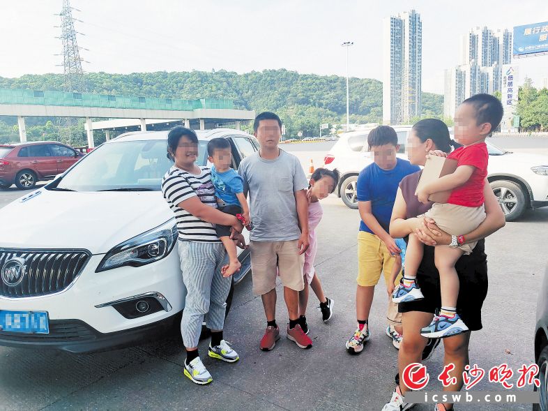 五座小车上，实载了8名乘客，其中5名为儿童。欧阳丹妮供图