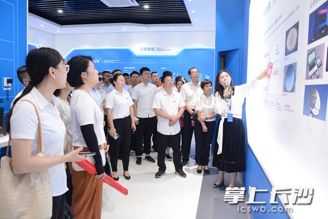 7月16日，长沙高新区组织近200名新发展党员走进产业园区，实地观摩重点项目建设推进工作。