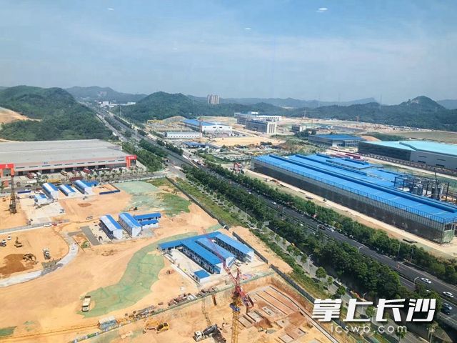 只见，西、北、南三个方向的项目建设场面一览无余，宛如站在现实版沙盘前。