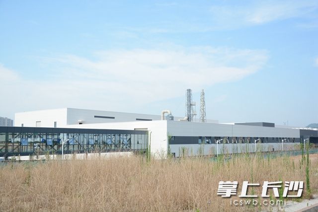 伴随着干事创业的热情，一座座厂房拔地而起，从无到有。