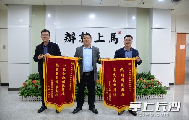4月27日，高新区行政审批服务局负责人收到了企业送来的感谢锦旗。