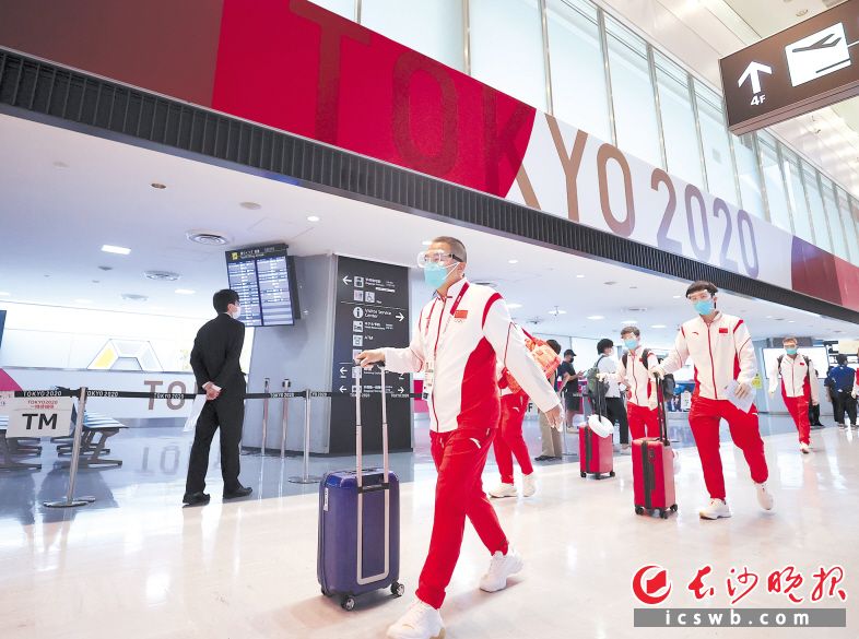7月17日，中国乒乓球协会主席刘国梁（前）抵达东京成田机场。当日，参加东京奥运会的中国体育代表团部分成员抵达东京。　　均为新华社发