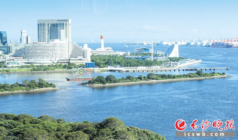 东京奥运会的脚步越来越近。图为奥运五环标志漂浮在日本东京湾。新华社发