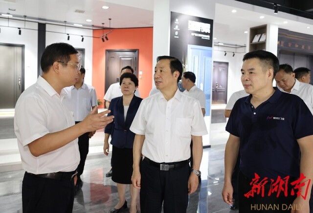 7月19日上午,省委书记、省人大常委会主任许达哲来到长沙市宁乡市,就企业高质量发展、特色小镇建设等工作进行调研。图为许达哲考察门业特色小镇。 7月19日上午,省委书记、省人大常委会主任许达哲来到长沙市宁乡市,就企业高质量发展、特色小镇建设等工作进行调研。图为许达哲考察门业特色小镇。
