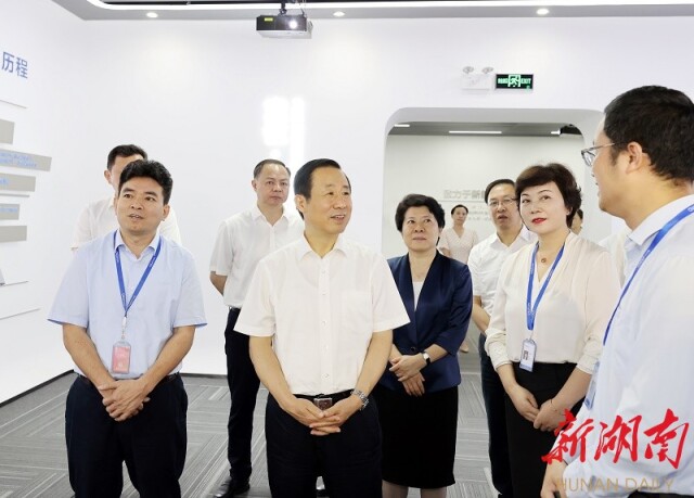 许达哲考察湖南中伟新能源科技有限公司。湖南日报·新湖南客户端记者 赵持 摄 许达哲考察湖南中伟新能源科技有限公司。湖南日报·新湖南客户端记者 赵持 摄