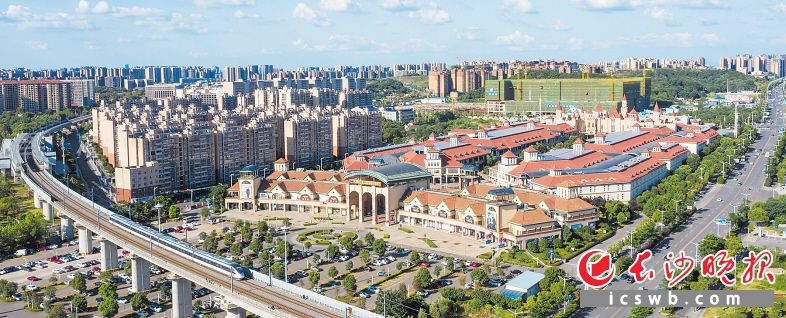 城铁、地铁、芙蓉南路等完善的交通网络极大地方便了长株潭三市市民的出行，奥特莱斯商圈成为了城南的商业新中心，更是长株潭都市圈的一个窗口。长沙晚报全媒体记者 邹麟 摄