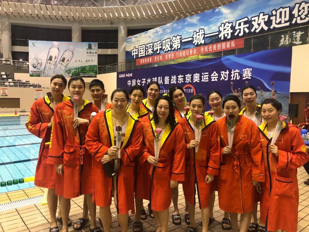 中国女子水球队合影
