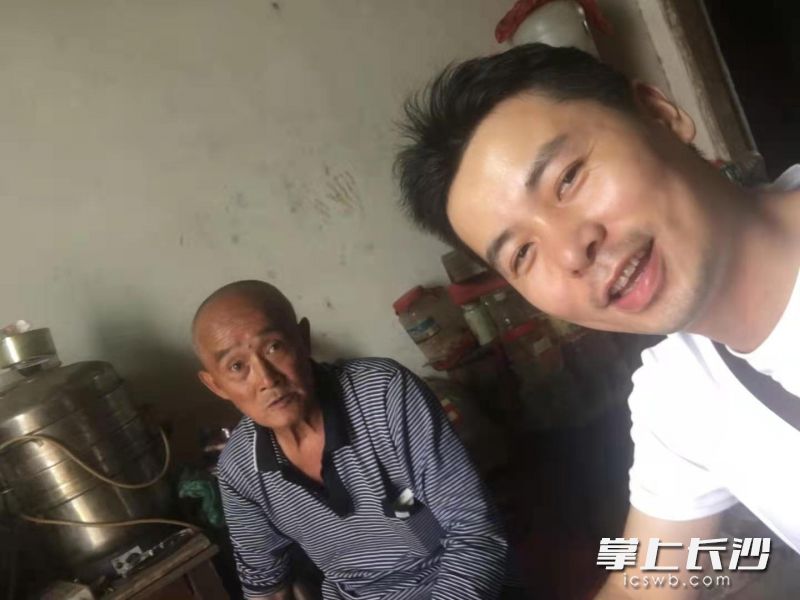 周果（右）与娄长庚结对帮扶时，只留下这张自拍照。受访者供图