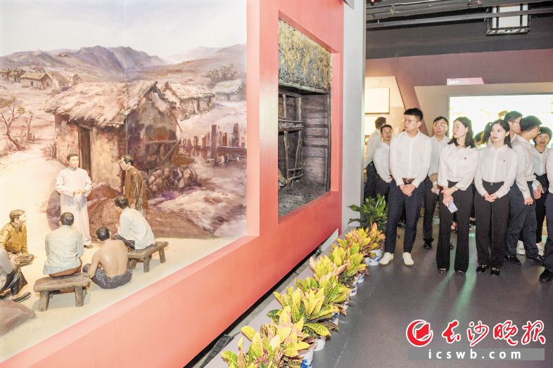 在《湘区丰碑》专题陈列展厅，观众正仔细观赏展陈。均为长沙晚报全媒体记者 陈飞 摄