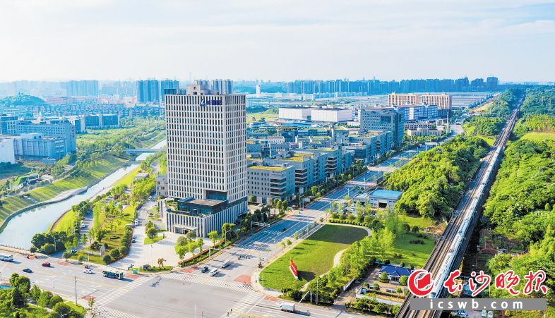 去年10月23日，长株潭一体化“三干”（芙蓉大道、洞株路、潭州大道）快速化改造项目通车，长株潭“半小时交通圈”加速形成。长沙晚报全媒体记者 邹麟 黄启晴 摄影报道