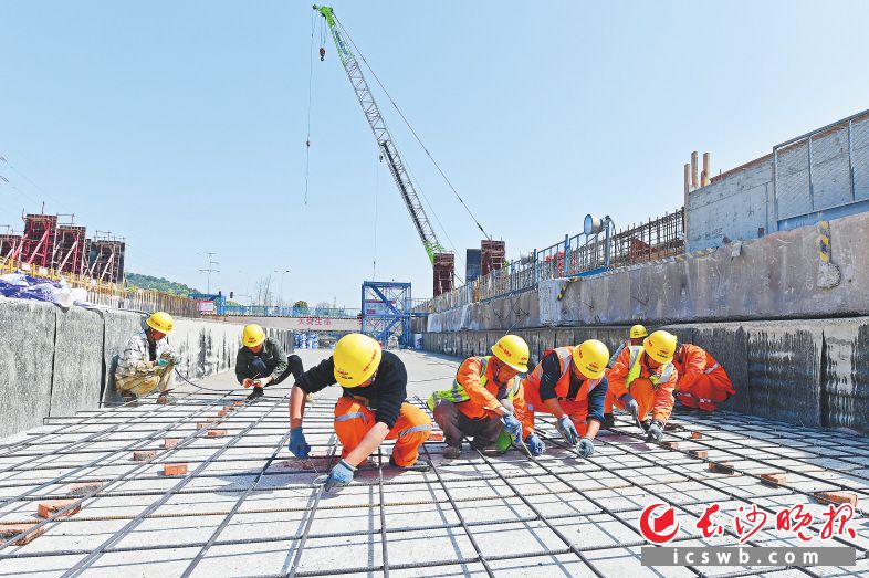 作为长株潭一体化发展的重要组成部分，“轨道上的长株潭”建设正在紧张有序推进中，长株潭城轨西环线一期工程预计2023年底前完成建设投入运营，届时长沙市民可以坐着地铁直达湘潭。长沙晚报全媒体记者 王志伟 摄