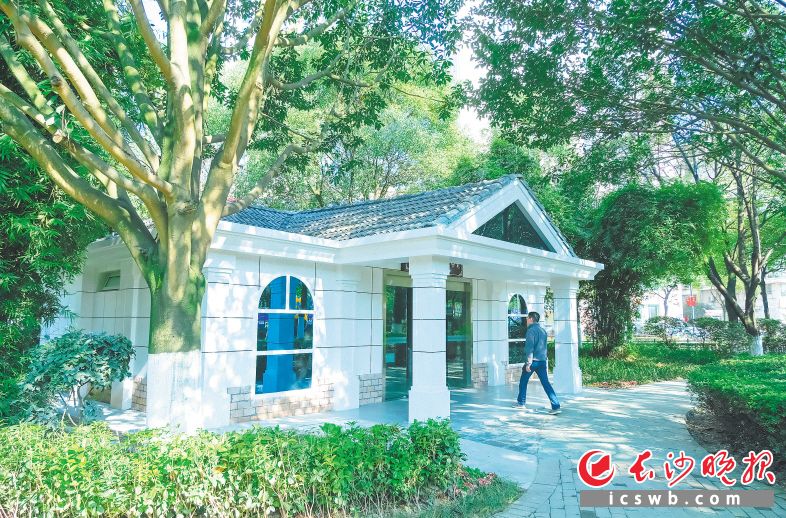 位于长沙县星沙中心广场上的公共厕所美观大气,与周边环境融为一体。长沙晚报通讯员 章帝 摄