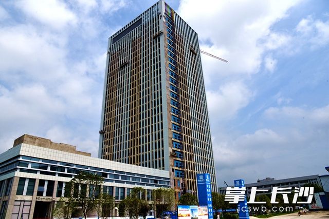 7月21日，长沙高新区跨境电商产业园目前已进入外墙及配套工程施工。