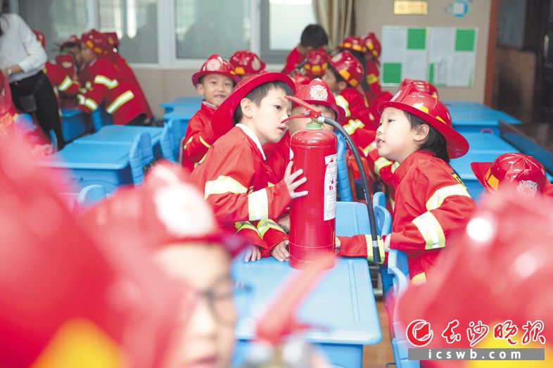 如今，芙蓉区基本建成了小学、幼儿园“15分钟入学圈”，图为芙蓉区育才第二小学学生正在学习安全教育知识。　　长沙晚报通讯员 胡宣 摄