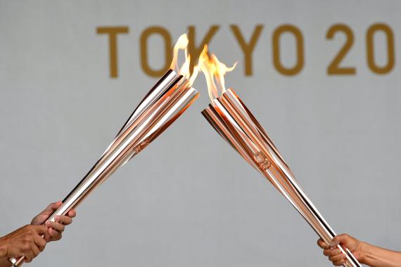 资料图：两名火炬手进行圣火交接。新华社记者华义摄