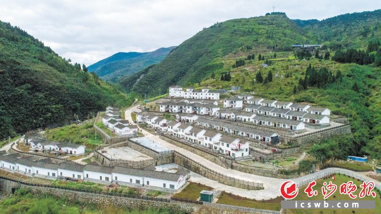 龙山县靛房镇，青瓦白墙的惠和家园，是由长沙市芙蓉区对口帮扶援建的易地搬迁集中安置区。