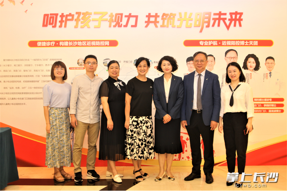 天心区政协党组成员、副主席黎小玲，区教育局基教科何正道主任，区政协文教卫联络委主任张瑜，区政协常委吴娜出席本次委员讲堂活动。