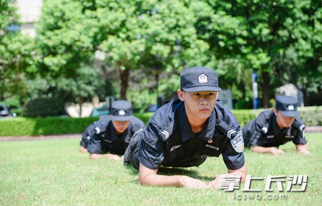 此次训练以体能训练为主，有越野跑、俯卧撑、倒功训练等一系列科目。