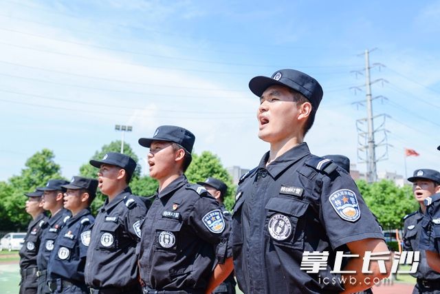 实训中，队员们齐声唱起了《人民警察之歌》。