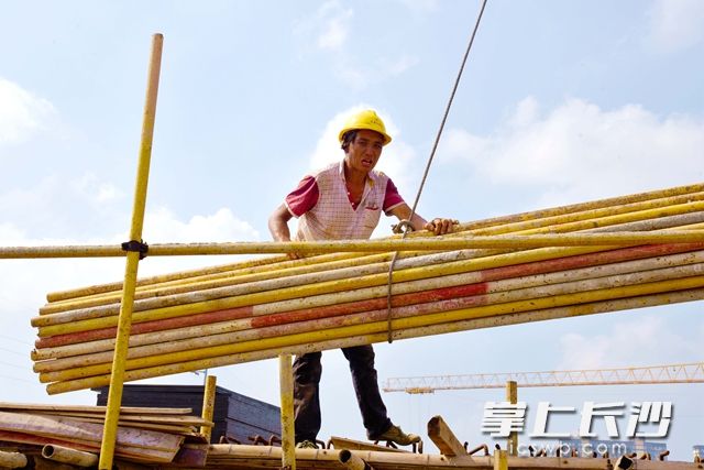 温度蹿升上来，建筑工人摸着钢管都能感受到“炙烤”。