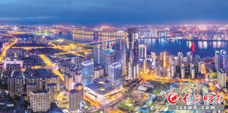 　湖南金融中心夜景。肖克 摄
